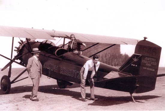 Pilot Ogden (cockpit), Kreutzer (L) and Brown