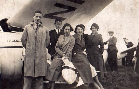 Group Under Wing of NR926Y, Ballinrode, September 22, 1935 (Source: Murphy) 